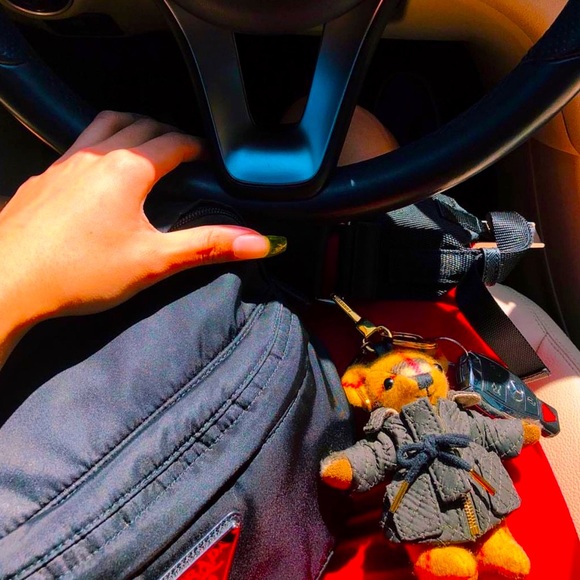 Posh Plug, Priscilla!🔌 Come Shop ALL Authentic Luxury Bags/Beauty Brands!!! 👜🫶🏼💄 - Picture 9 of 15